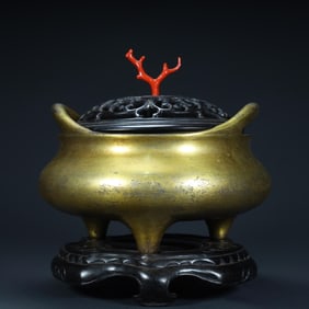 A copper-gilt three-legged amphora in the Qing Dynasty