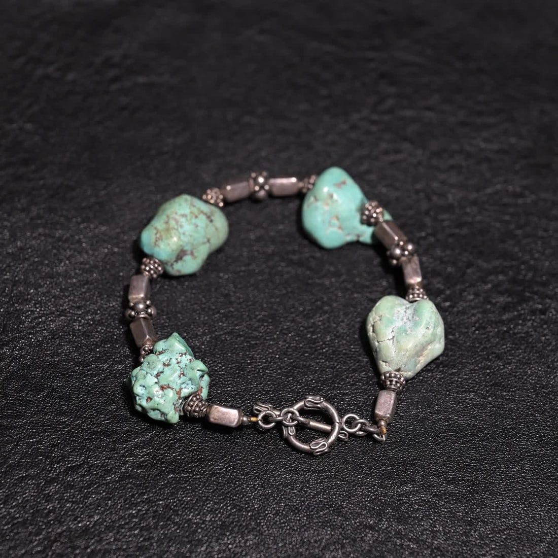 A natural raw turfine bracelet: Natural raw turquoise bracelet SIZE: Rim 57mm W: 29g (The Dimensions Of All Batches Are Manually Measured.If You Need More Detailed Information, Please Contact Our Customer Service Before Bidding.)