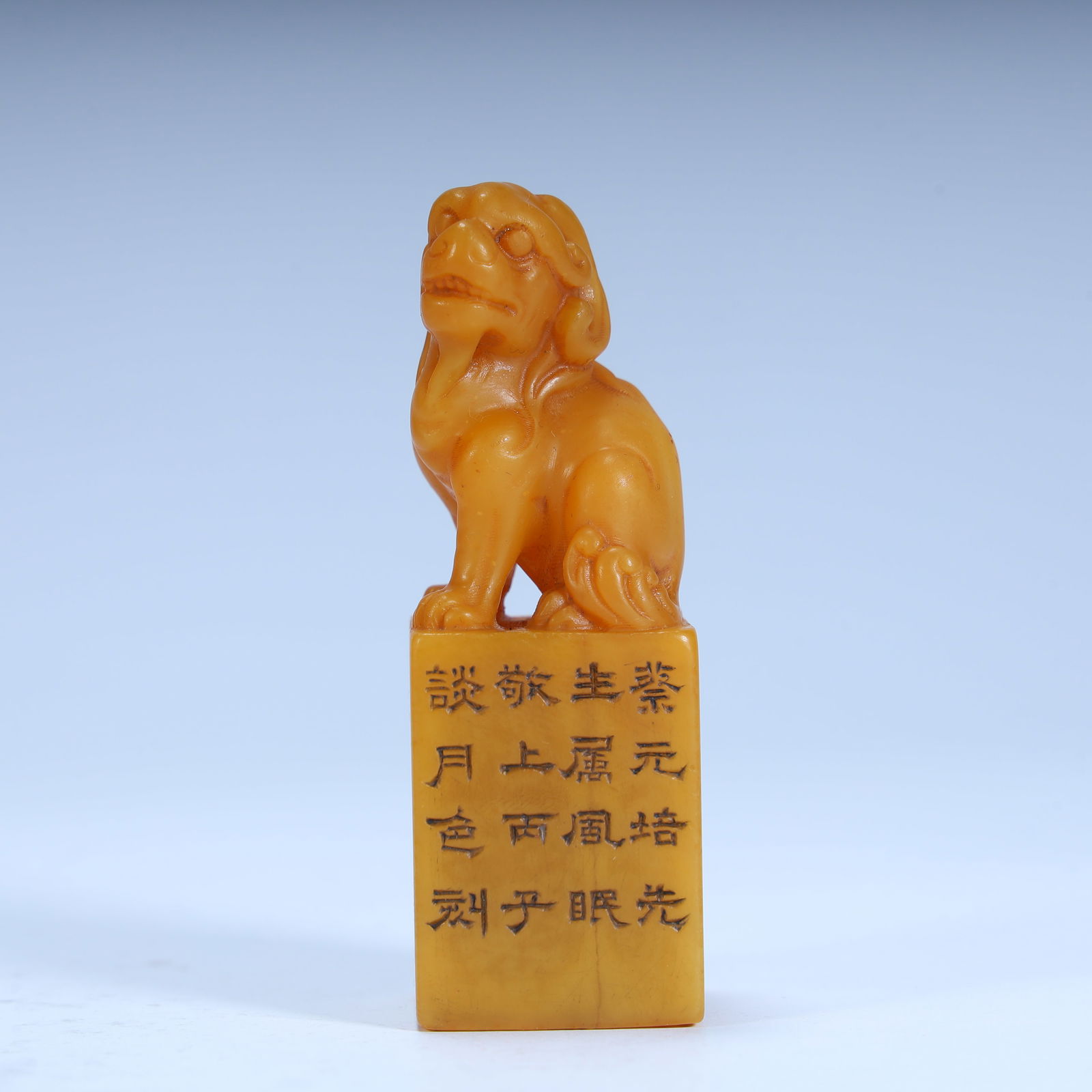 A poetic seal of the modern Shoushan stone auspicious beast button in the Qing Dynasty: Qing Dynasty modern Shoushan stone auspicious beast button poetry seal SIZE: H: 7.5cm L: 2.5cm W: 2.5cm W: 80.8g (The Dimensions Of All Batches Are Manually Measured.If You Need More Detailed Informat