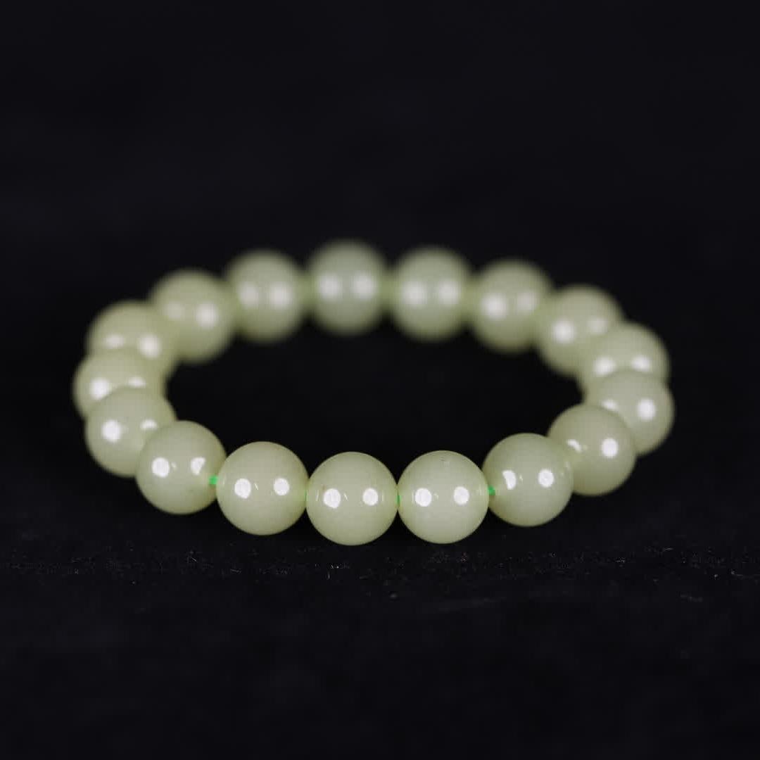 A Qing Dynasty Hetian topaz bead bracelet: Boutique Hetian topaz bead bracelet as a whole presents a warm pale yellow-green tone, jade is delicate and condensed, no obvious impurities, cracks, the beads are finely polished, the surface is smoo