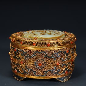 A silver-gilt brushed Hetian jade lid box from the Qianlong period of the Qing Dynasty