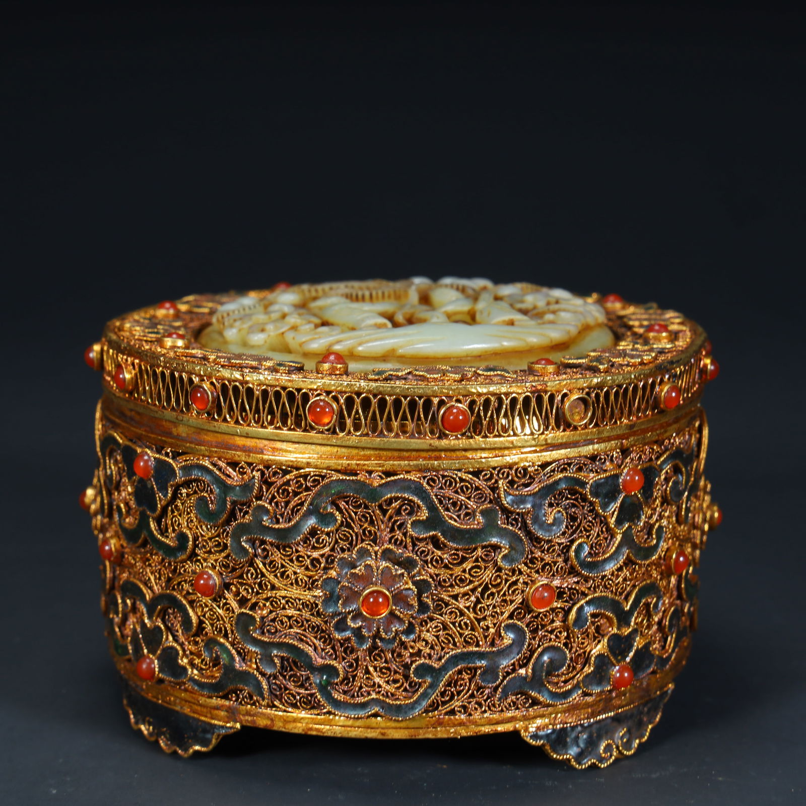 A silver-gilt brushed Hetian jade lid box from the Qianlong period of the Qing Dynasty (1 of 10)