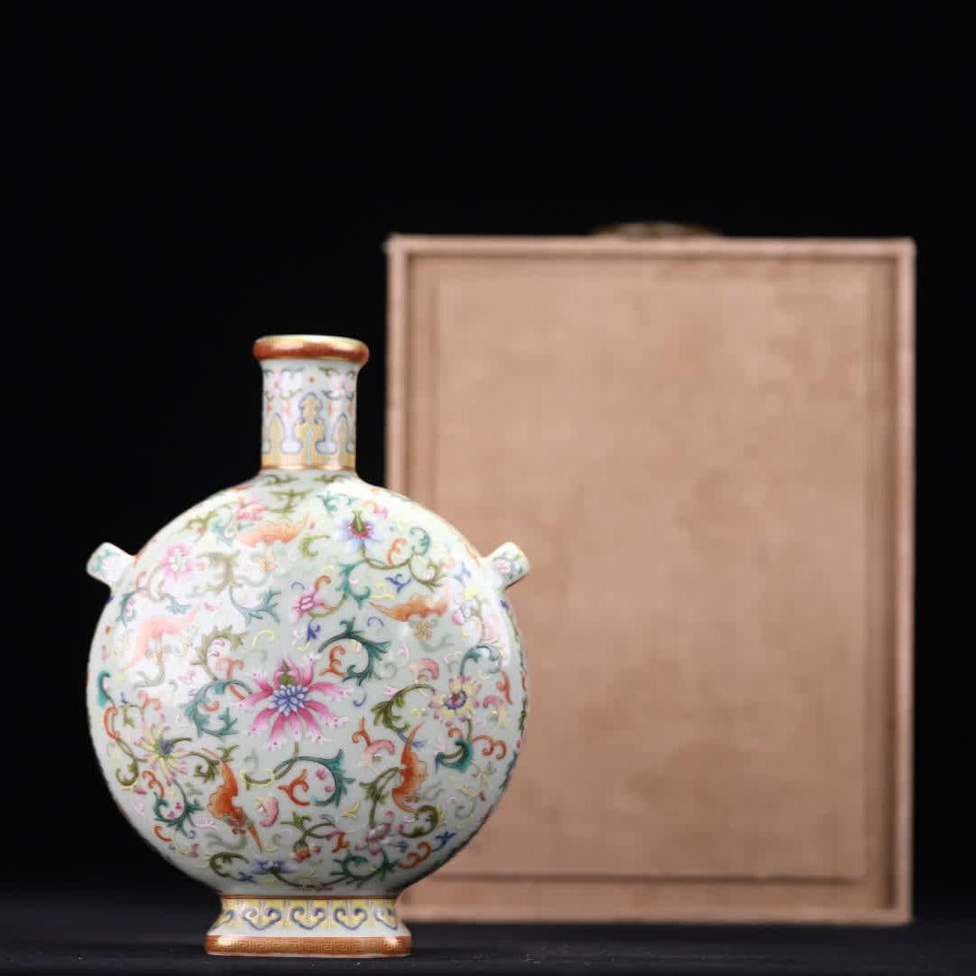 A Qing Qianlong model bean blue glazed pastel Fushou entwined lotus pattern ribbon ear flat bottle: Qing Qianlong model bean blue glaze pastel Fushou entwined lotus pattern ribbon ear flat bottle shape is a classic moon-holding bottle shape, skimming, straight neck, flat round belly, square feet, ri
