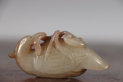 A carving of a Qing Dynasty Hetian jade goose holding Ganoderma lucidum