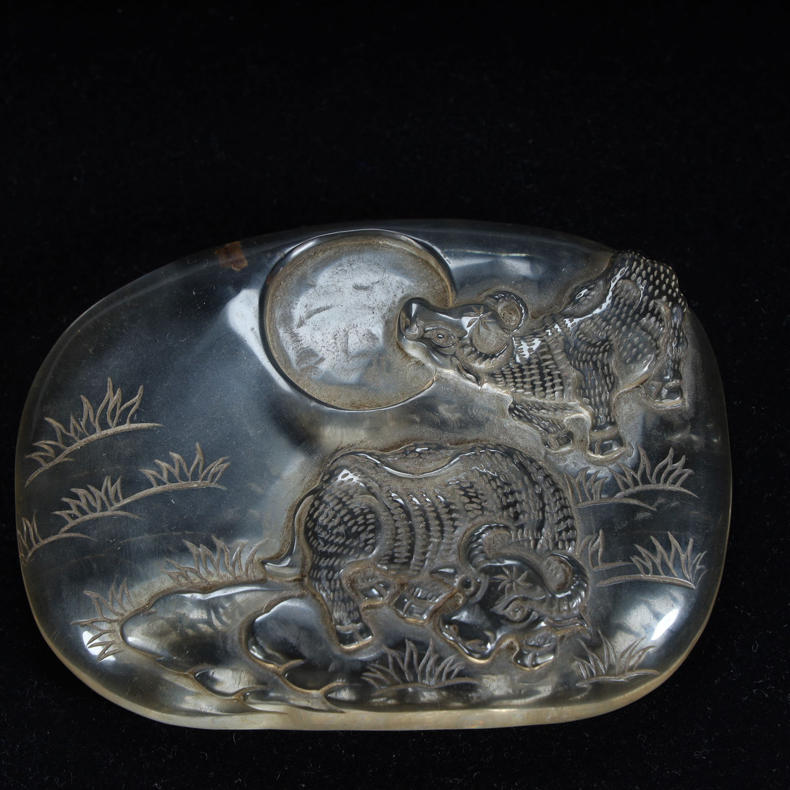 A Qing Dynasty crystal carved double ox moon pattern inkstone: Qing Dynasty crystal carved double ox moon pattern inkstone SIZE: H:1.5cm L:9.5cm W:7cm W:219g (The Dimensions Of All Batches Are Manually Measured.If You Need More Detailed Information, Please Contac