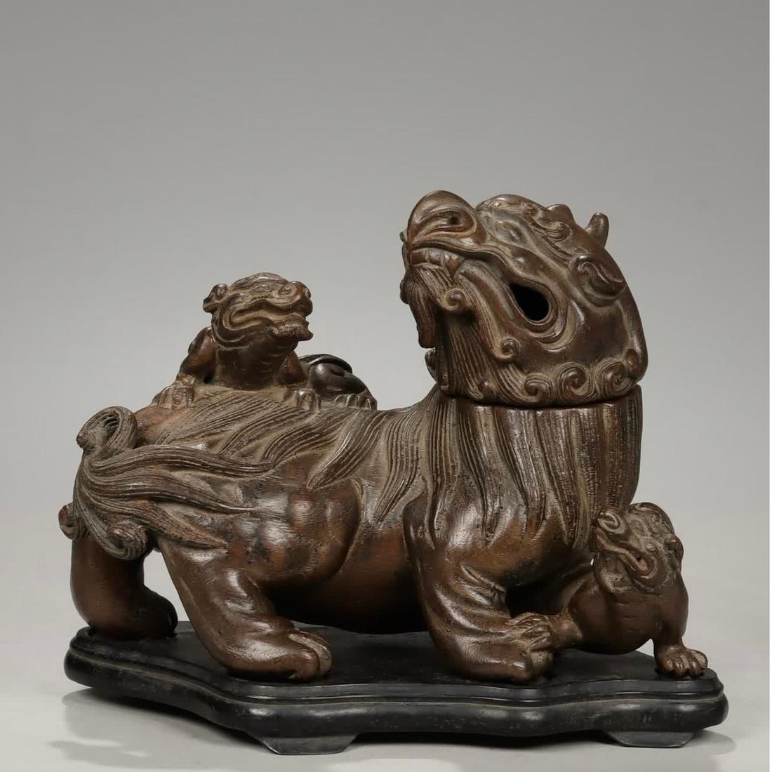 A piece of Qing Dynasty Qinan agarwood carving famous Luduan aromatherapy: Qing Dynasty Qinan agarwood carving master Luduan aromatherapy SIZE: H:17cm L:21cm W:12cm W:528.5g (The Dimensions Of All Batches Are Manually Measured.If You Need More Detailed Information, Please Co