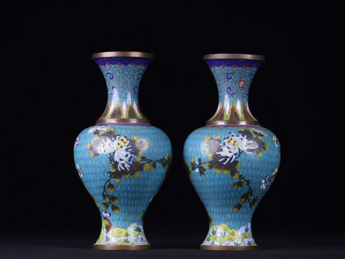 A pair of Qing Dynasty cloisonné floral pattern appreciation bottles (1 of 9)