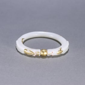 A Qing Dynasty Hetian jade-wrapped gold two dragon bite bead bracelet