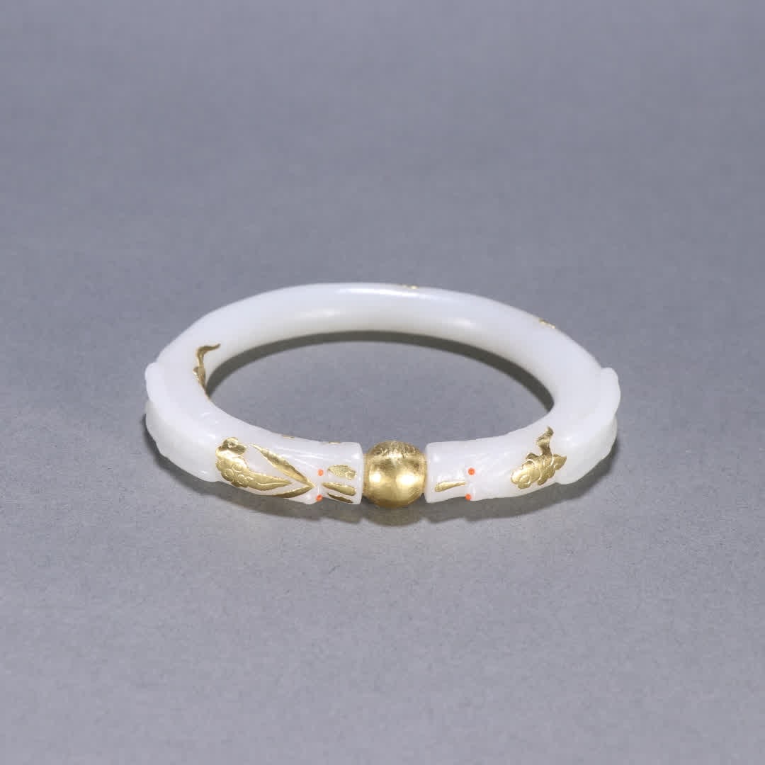 A Qing Dynasty Hetian jade-wrapped gold two dragon bite bead bracelet: Qing Dynasty Hetian jade-wrapped gold Erlong bite bead bracelet SIZE: Inner diameter 5.3cm W:1cm W:46.4g (The Dimensions Of All Batches Are Manually Measured.If You Need More Detailed Information, Ple