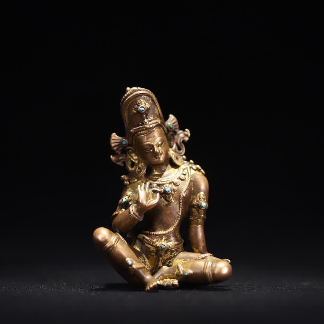 A Qing Dynasty copper gilt inlaid turquoise Guanyin statue: Qing Dynasty copper gilt inlaid turquoise Guanyin statue "Free Guanyin" is a popular Guanyin statue style in the Qing Dynasty, with a gentle and kind face and a stretched and flexible posture; Combini