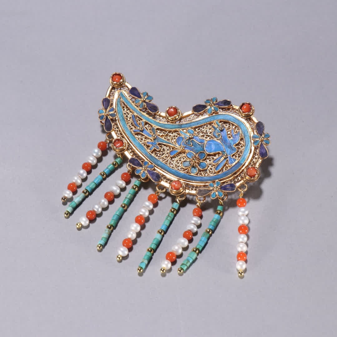 A Qing Dynasty silver-gilt emerald pattern brooch (1 of 9)
