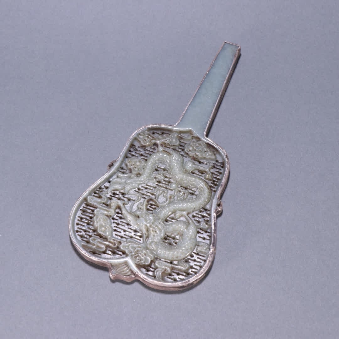 A Qing Dynasty Hetian jade-wrapped silver cloud dragon pattern banana fan ornament (1 of 9)