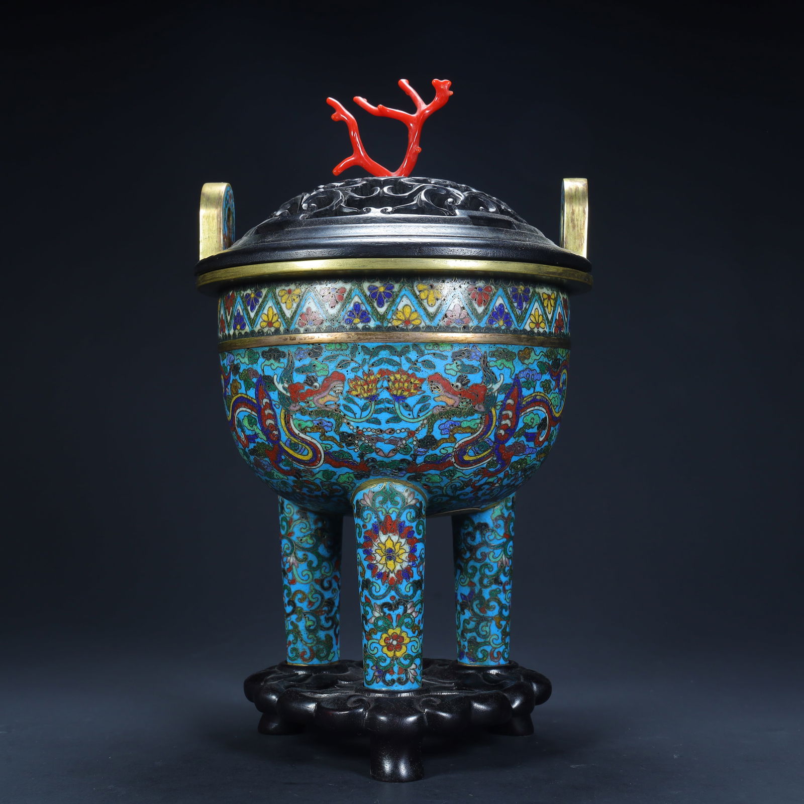 A Qing Dynasty (Qianlong period) copper tire cloisonné enamel (cloisonné) dragon pattern tripod: Qing Dynasty (Qianlong period) copper tire cloisonné enamel (cloisonné) dragon pattern tripod aroma burner SIZE: H:29cm L:16cm W:16cm W:1.6kg (The Dimensions Of All Batches Are Manually Measured.If