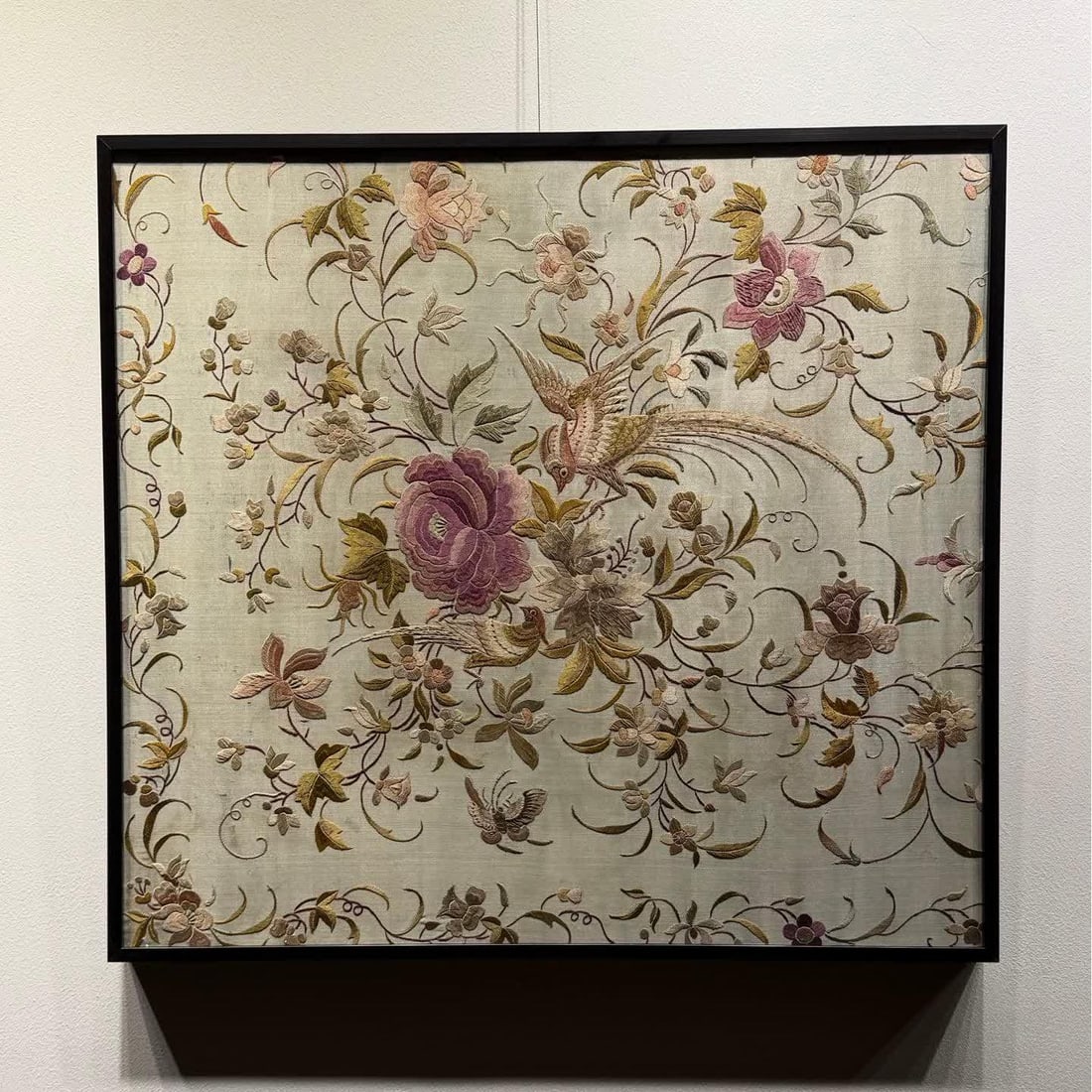 A piece of Republic of China flower and bird Cantonese embroidery: Republic of China Flowers and Birds Cantonese Embroidery SIZE: 61x57cm (The Dimensions Of All Batches Are Manually Measured.If You Need More Detailed Information, Please Contact Our Customer Service B