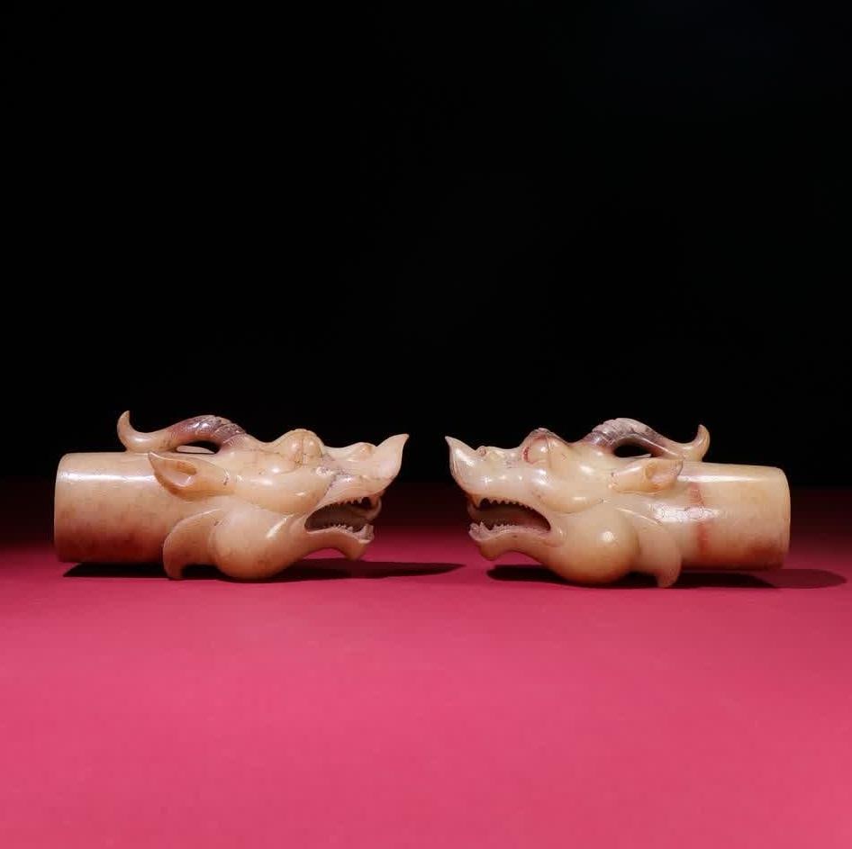 A pair of Han Dynasty jade dragon head inlays: A pair of jade dragon head inlays in the Han Dynasty SIZE: 145x59x68mm W:1355g (The Dimensions Of All Batches Are Manually Measured.If You Need More Detailed Information, Please Contact Our Customer S