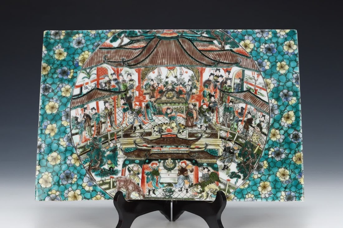 A porcelain plate with the story of colorful characters of the Kangxi Dynasty in the Qing Dynasty (1 of 8)