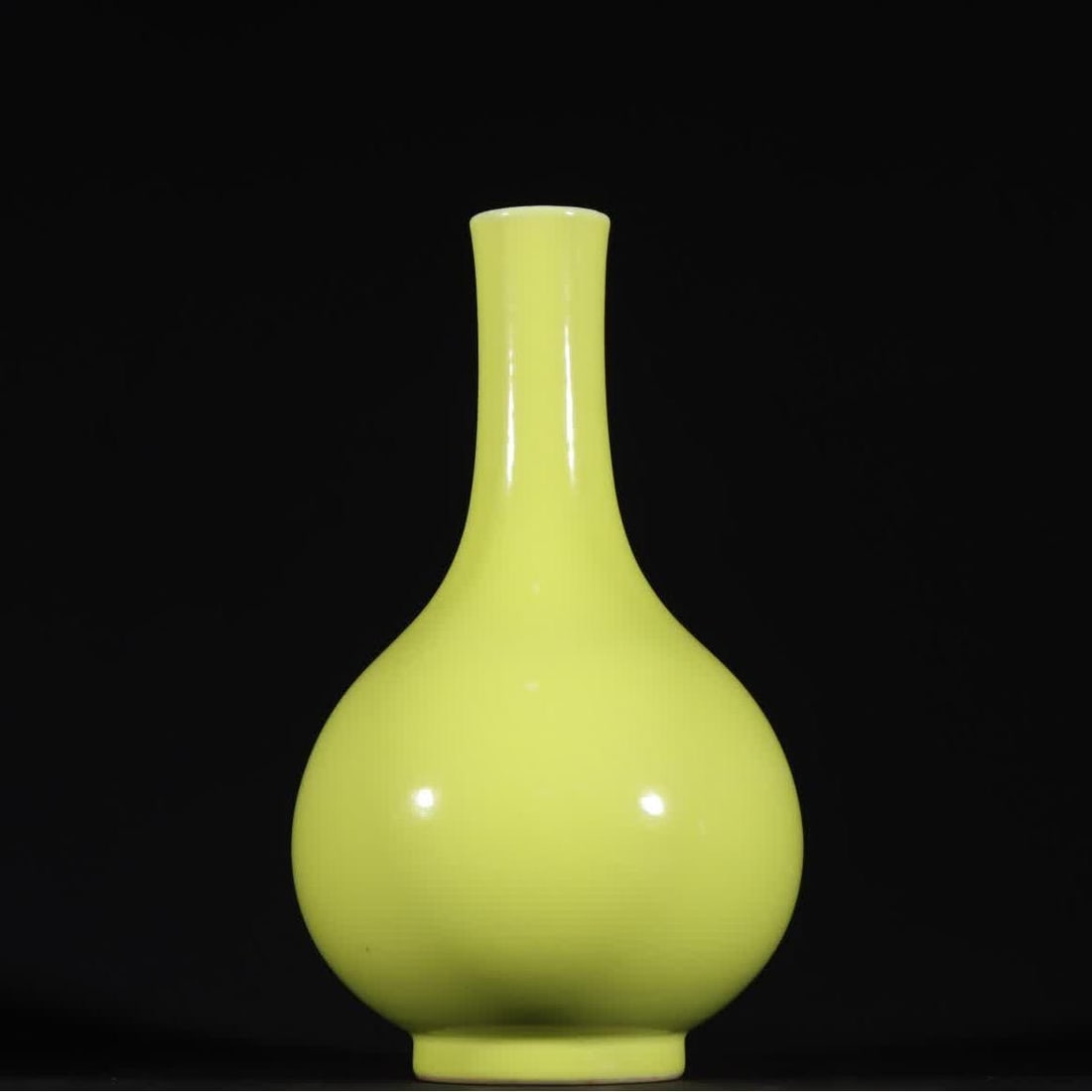 A Qing Dynasty Yongzheng lemon yellow glazed gallbladder bottle: Qing Dynasty Yongzheng lemon yellow glazed gall bottle SIZE: H:15.5cm W:9.5cm (The Dimensions Of All Batches Are Manually Measured.If You Need More Detailed Information, Please Contact Our Customer Se