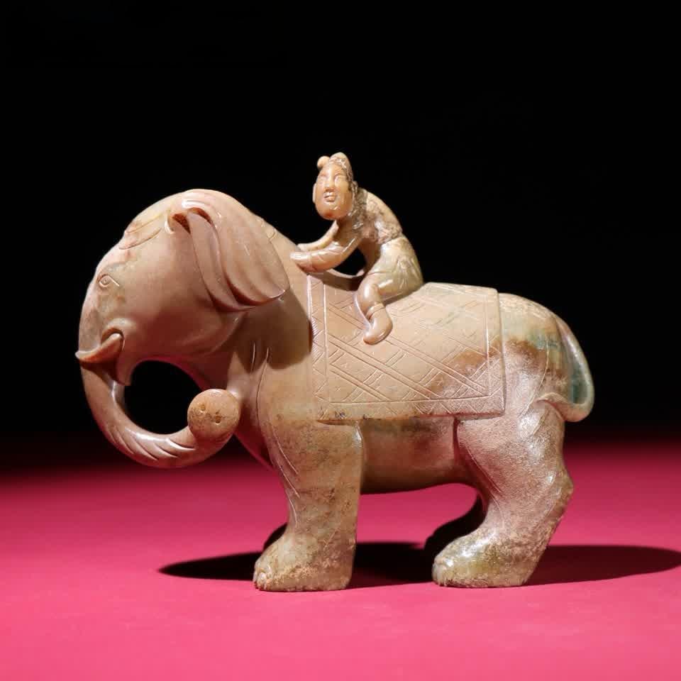 A Han Dynasty Qin Taiping elephant ornament (1 of 9)