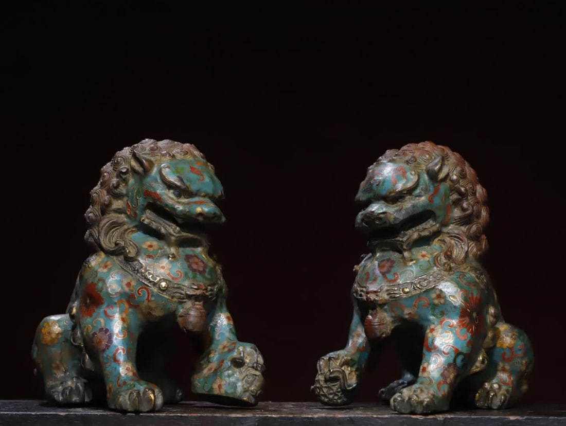 A pair of cloisonné cloisonné enamel lion ornaments (1 of 9)