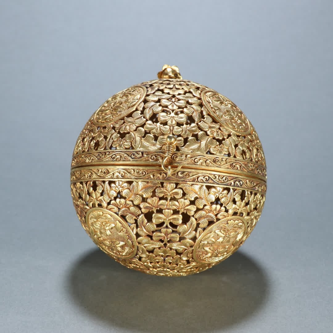 A copper-gilt engraved butterfly aromatherapy ball: Copper gilt engraved butterfly pattern aromatherapy ball SIZE: W:10.3x10.2cm W:324.1g (The Dimensions Of All Batches Are Manually Measured.If You Need More Detailed Information, Please Contact Our Cus