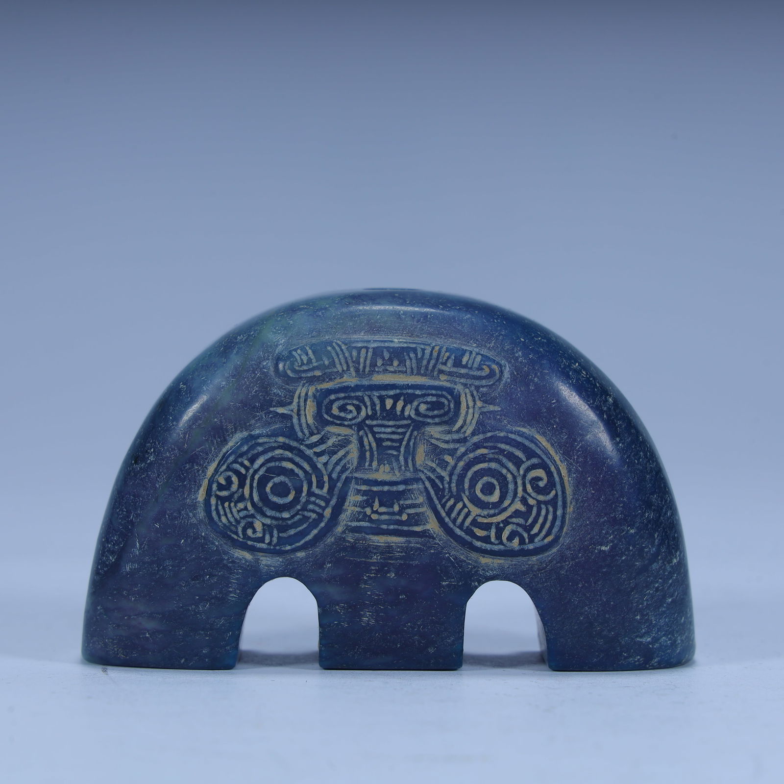 A pen holder with a lapis lazuli animal face pattern in the Shang Dynasty: Shang Dynasty lapis lazuli beast face pattern pen holder SIZE: H:4.5cm L:7.5cm W:2.2cm W:121g (The Dimensions Of All Batches Are Manually Measured.If You Need More Detailed Information, Please Contact