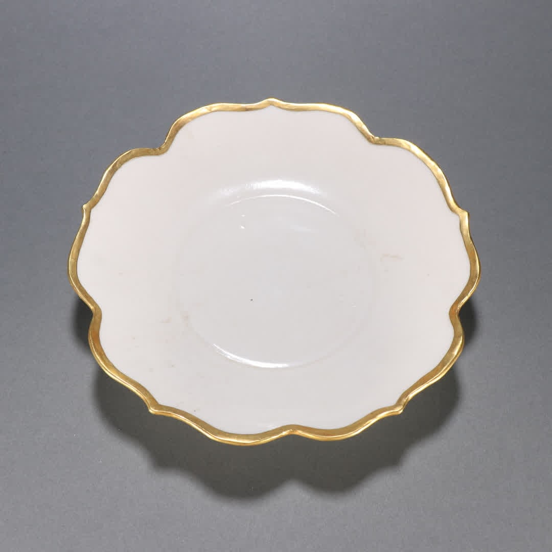 A Song Dynasty Ding kiln white porcelain covered gold sunflower mouth plate (1 of 9)