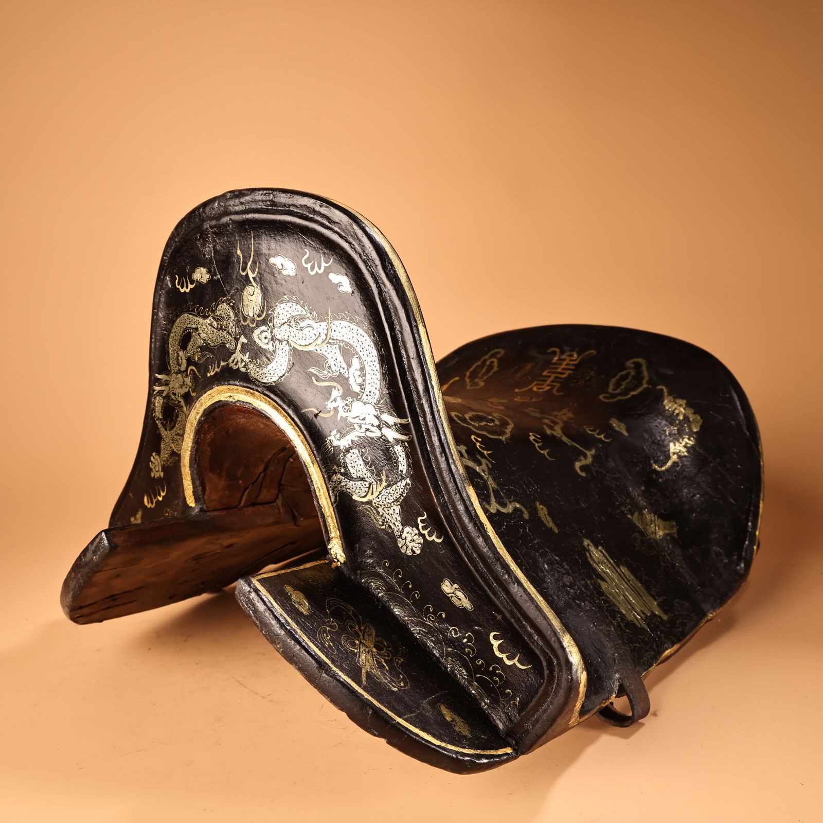 A lacquerware saddle - 2