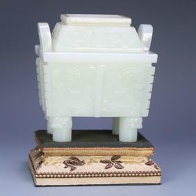 A piece of Qing Dynasty Hetian jade gluttonous pattern with lid cauldron-style furnace