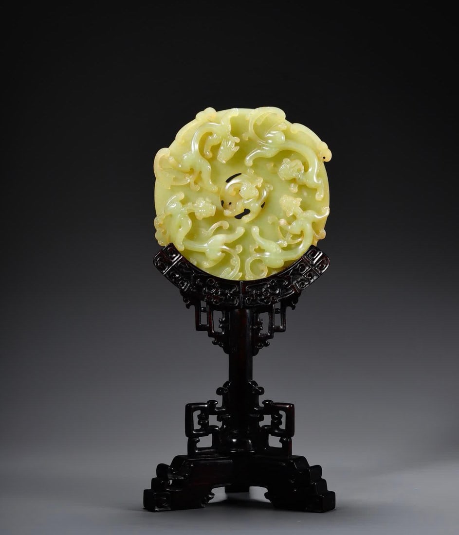 A Qing Dynasty Hetian topaz five dragon jade (1 of 9)