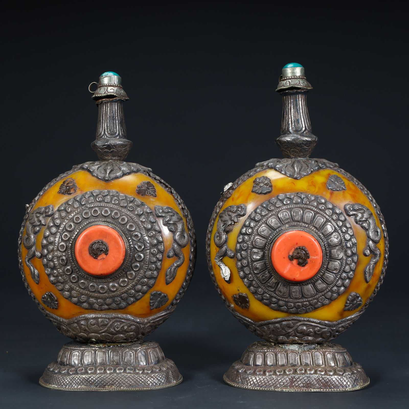 A pair of Qing Dynasty Tibetan old silver bags and beeswax-inlaid butter pots: A pair of Qing Dynasty Tibetan old silver bags and beeswax-inlaid butter pots SIZE: H: 18.5cm L: 10.5cm W: 7cm W: Total 695g (The Dimensions Of All Batches Are Manually Measured.If You Need More Detai