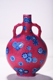 A blue and white leather ball flower carmine flower amphora in the Qing Dynasty Yongzheng year