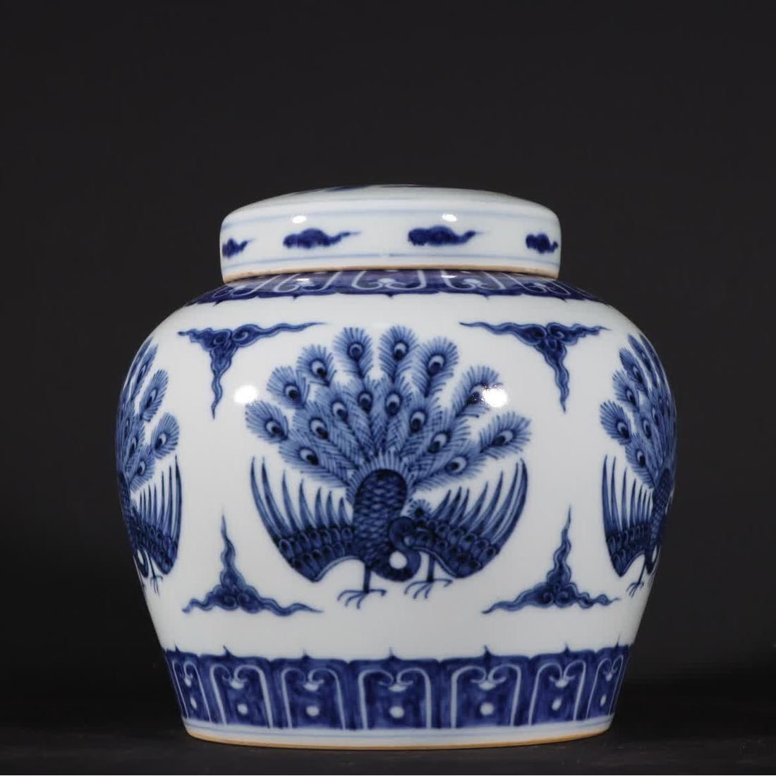 A Ming Dynasty Chenghua blue and white group phoenix pattern heavenly jar: Ming Dynasty Chenghua blue and white group phoenix pattern heavenly jar SIZE: H:14cm W:14cm (The Dimensions Of All Batches Are Manually Measured.If You Need More Detailed Information, Please Contact O