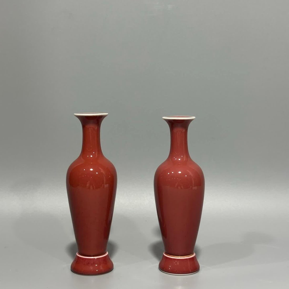 A pair of Kangxi year cowpea red willow leaf bottles (1 of 9)
