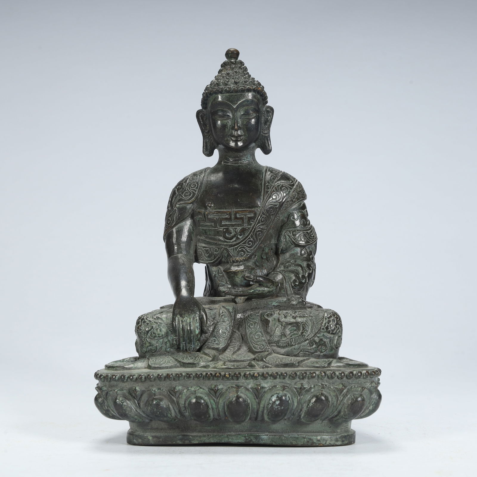 A bronze statue of Shakyamuni Buddha in the Qing Dynasty: A bronze statue of Shakyamuni Buddha in the Qing Dynasty SIZE: H: 20cm L: 13.5cm W: 9.5cm W: 1200g (The Dimensions Of All Batches Are Manually Measured.If You Need More Detailed Information, Please Co
