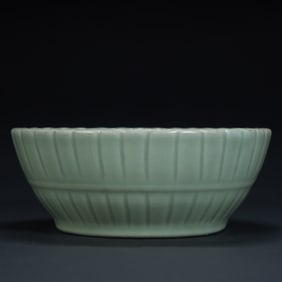 A piece of Qing Dynasty Longquan kiln powder celadon chrysanthemum petal wash