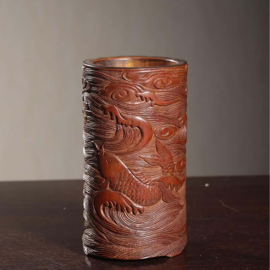 A bamboo carved carp jumping dragon gate study pen holder: Bamboo carp jumping dragon gate study pen holder SIZE: Diameter 6.3cm H: 11.8cm (The Dimensions Of All Batches Are Manually Measured.If You Need More Detailed Information, Please Contact Our Customer