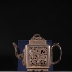 A tribute bureau model purple sand plum pattern teapot