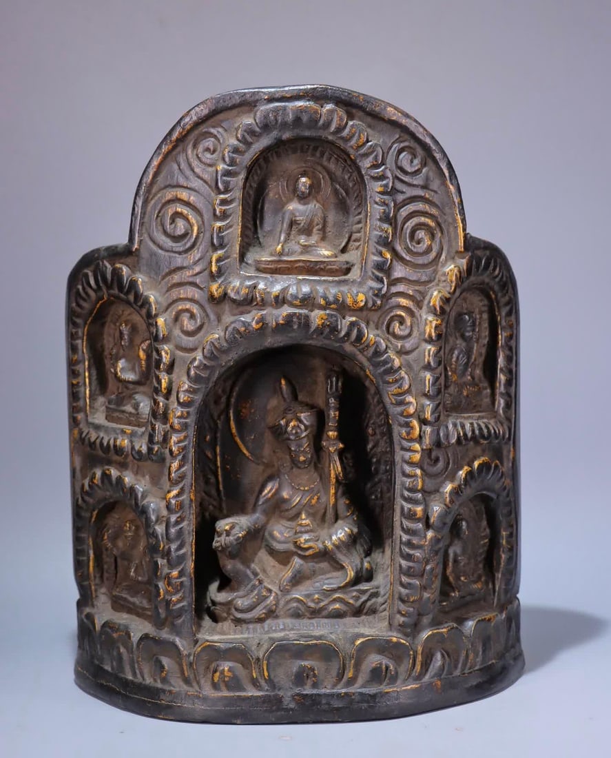 A Qing Dynasty agarwood magnolia peanut master Buddha shrine (1 of 10)