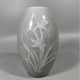 A Qing Dynasty bean celadon with white waist drum pen holder