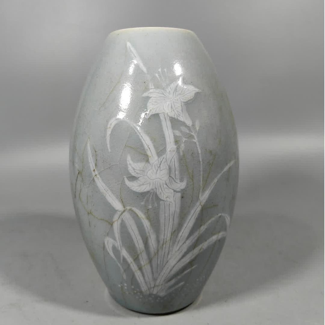 A Qing Dynasty bean celadon with white waist drum pen holder (1 of 9)