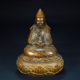 A bronze statue of Tsongkhapa of Tibetan Buddhism in the Qing Dynasty