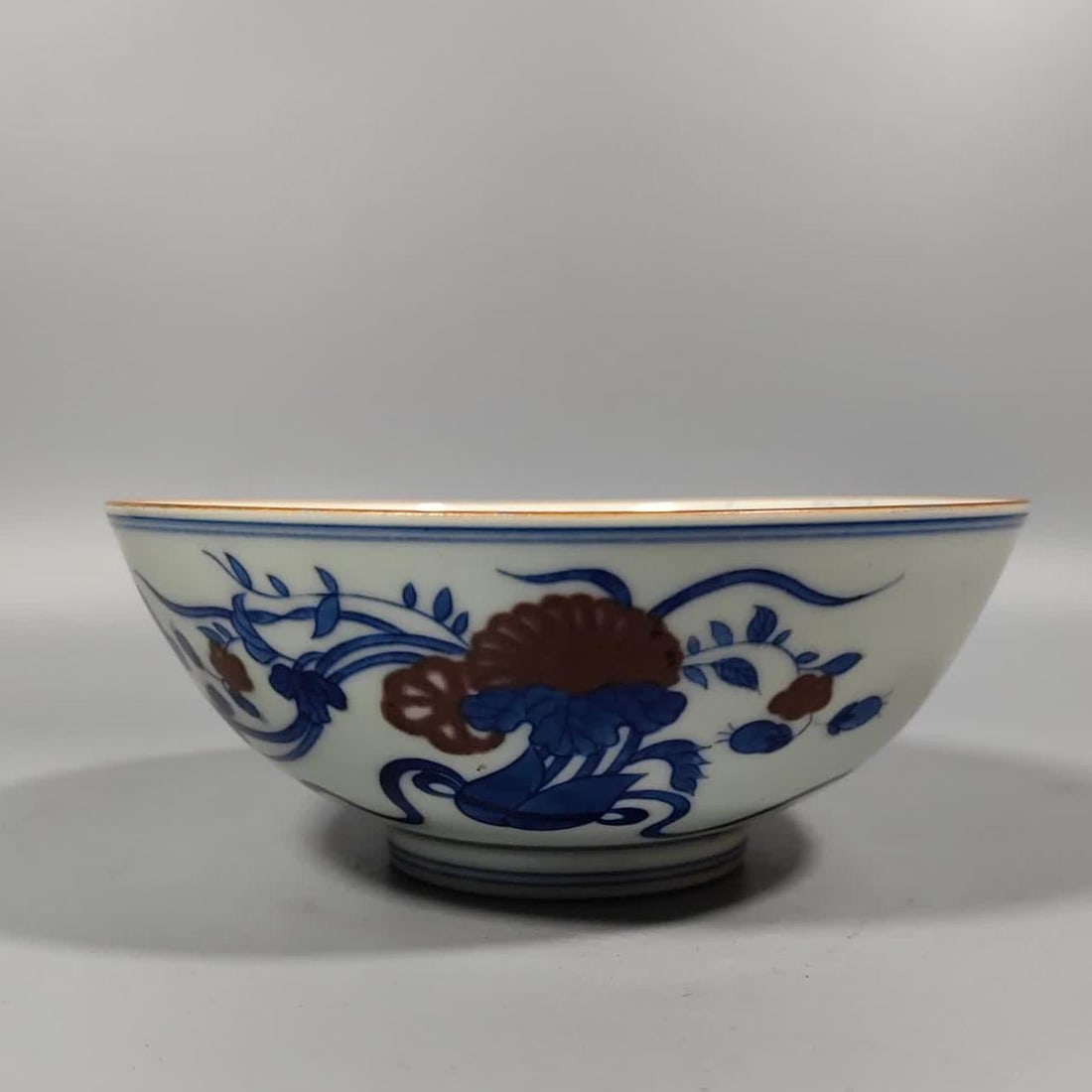 A red bowl with blue and white glaze in the Qing Dynasty (1 of 8)