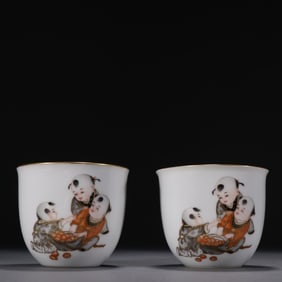 A pair of red glaze ink color gold-painted children's game picture cups