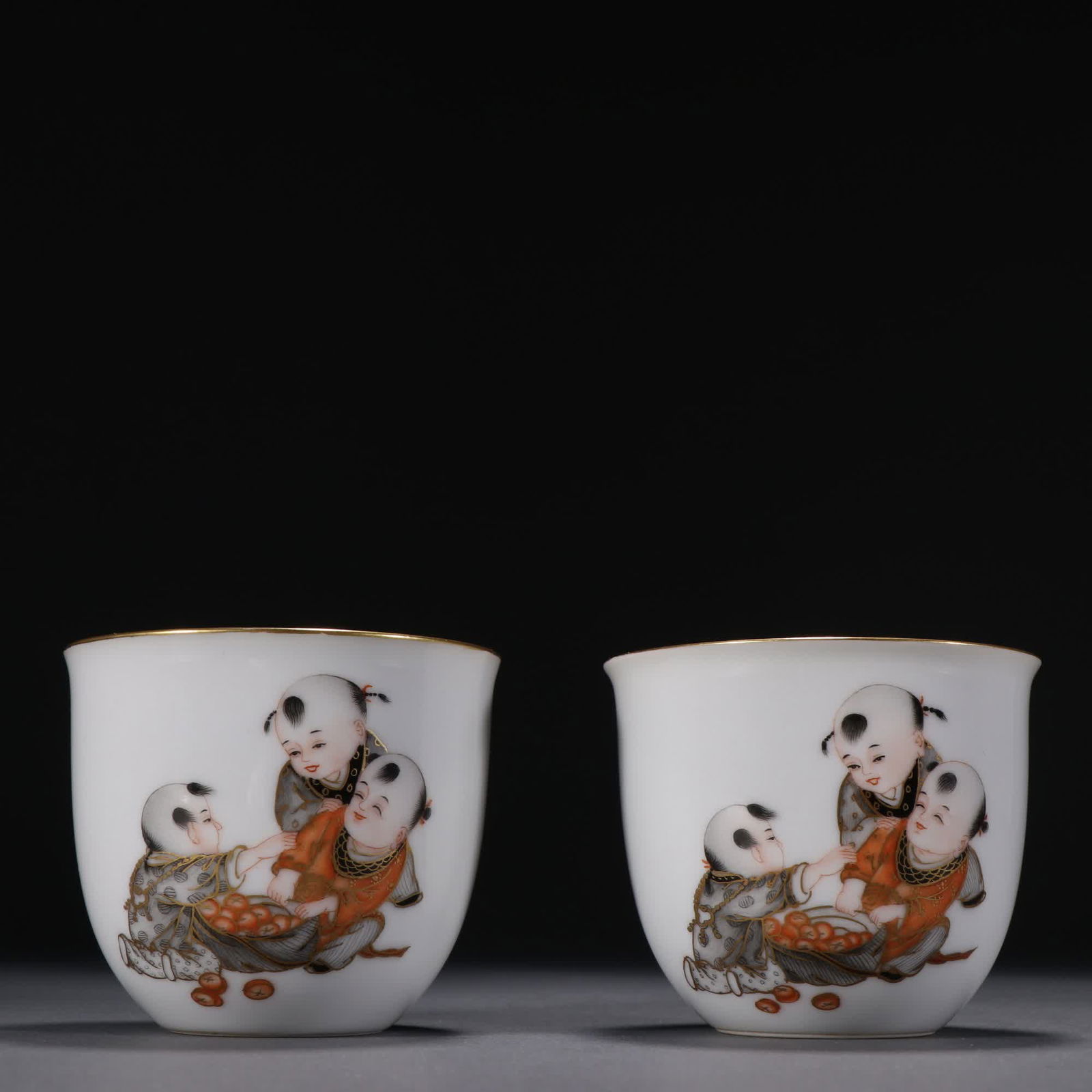 A pair of red glaze ink color gold-painted children's game picture cups: A pair of red glaze ink color gold-painted children's game cups SIZE: H: 6cm Diameter 7cm (The Dimensions Of All Batches Are Manually Measured.If You Need More Detailed Information, Please Contact Our