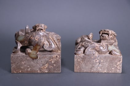 A pair of Hetian jade plate dragon button seals