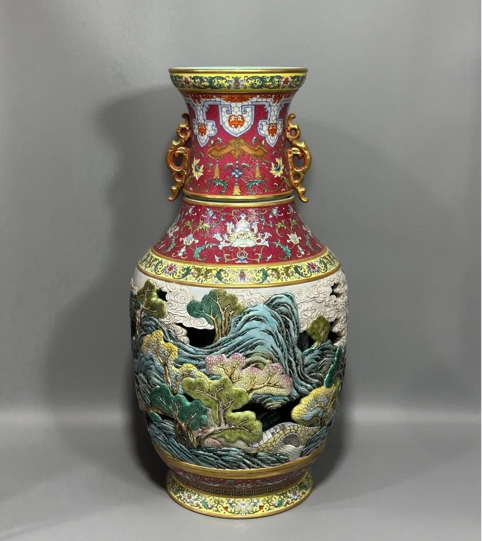 A Qianlong year made with a large turning vase of Fenglaiyi (1 of 11)