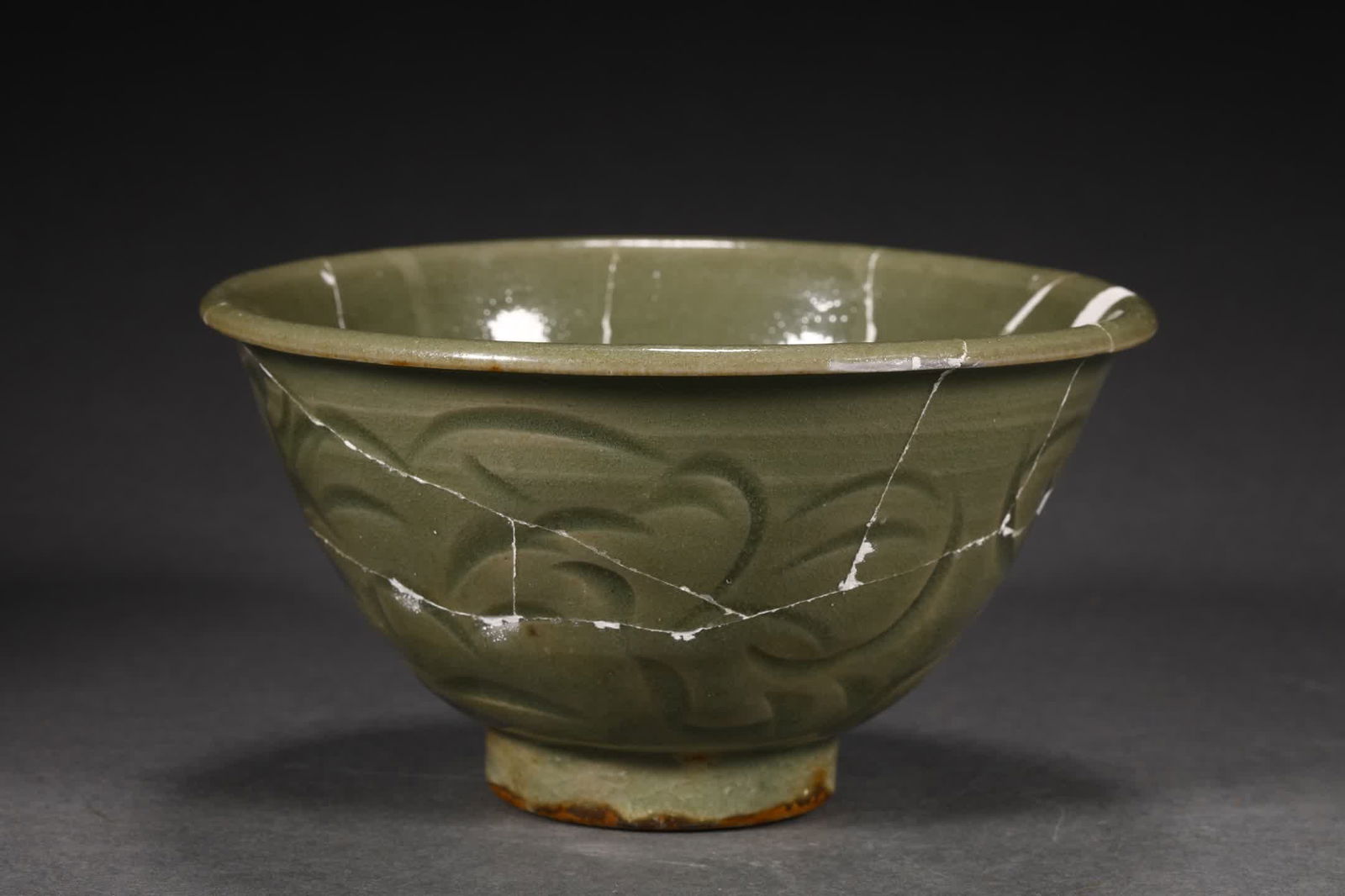 A fragment of a Northern Song Dynasty Yaozhou kiln bowl: Fragments of the Northern Song Dynasty Yaozhou kiln bowl SIZE: AAAA (The Dimensions Of All Batches Are Manually Measured.If You Need More Detailed Information, Please Contact Our Customer Service Befo