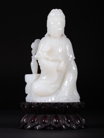 A seated statue of Guanyin made of Hetian jade seed material in the Qing Dynasty