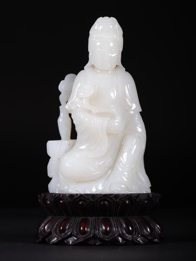 A seated statue of Guanyin made of Hetian jade seed material in the Qing Dynasty (1 of 9)