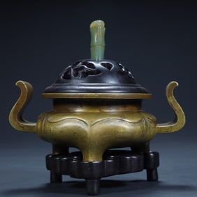 A Qing Dynasty copper-inlaid jade three-legged aromatherapy